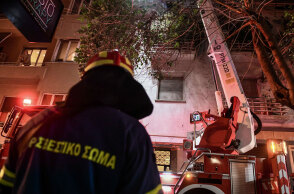 Πυροσβέστες στον Κολωνό απεγκλώβισαν 5χρονο από διαμέρισμα χωρίς τις αισθήσεις του