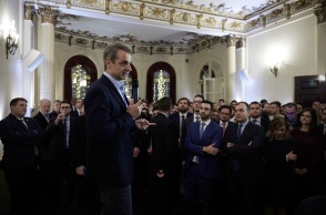 ΣΥΝΑΝΤΗΣΗ ΤΟΥ ΠΡΩΘΥΠΟΥΡΓΟΥ ΚΥΡ. ΜΗΤΣΟΤΑΚΗ ΜΕ ΜΕΛΗ ΚΑΙ ΣΤΕΛΕΧΗ ΤΗΣ ΝΔ ΣΤΟ ΛΟΝΔΙΝΟ