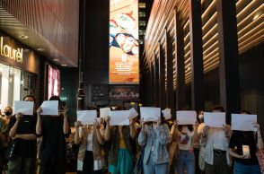 Με συνδυασμό μέτρων καταστολής και κατά περίπτωση χαλάρωση περιορισμών, οι κινεζικές αρχές προσπαθούν να εκτονώσουν την κοινωνική ένταση.