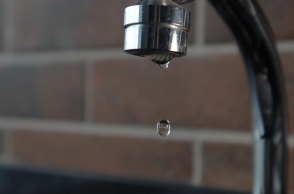 Βρετανία: Ραγδαία αύξηση των νοικοκυριών που δυσκολεύονται να πληρώσουν το νερό