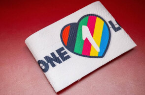 Το περιβραχιόνιο «One Love» για τη ΛΟΑΤΚΙ κοινότητα που απαγορεύτηκε στο Μουντιάλ 2022 του Κατάρ