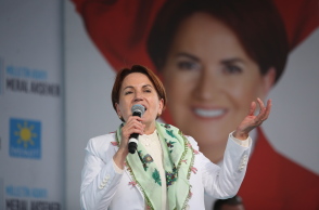 Ακσενέρ στην Τουρκία: Με... μήλα και πατάτες στο τουρκικό κοινοβούλιο διαμαρτύρεται κατά της ακρίβειας 