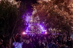 Φωταγωγήθηκε το Χριστουγεννιάτικο δέντρο στο Σύνταγμα - Δείτε το βίντεο