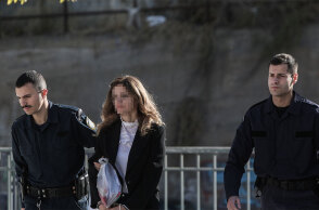 Η 50χρονη που πυροβόλησε τον πατέρα του παιδιού της έξω από το σπίτι του στο Χαλάνδρι