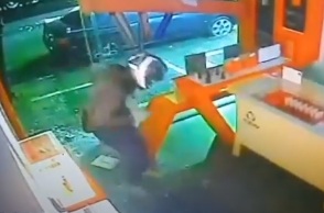 Βίντεο - ντοκουμέντο από ληστεία σε κατάστημα γνωστής αλυσίδας