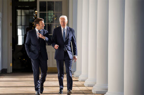 Τζο Μπάιντεν και Εμανουέλ Μακρόν