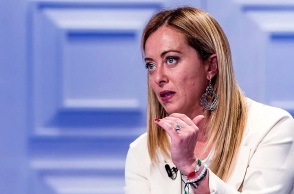 Η Μελόνι θέλει να περιορίσει τις υποχρεωτικές συναλλαγές με κάρτα