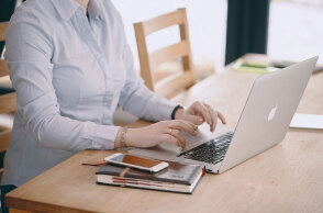 Αντιμέτωπες με ψυχολογική βία και παρενόχληση πολλές γυναίκες στον χώρο εργασίας