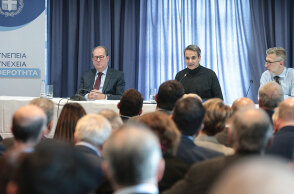 Ο Κυριάκος Μητσοτάκης ανακοίνωσε εφάπαξ οικονομική ενίσχυση 600 ευρώ σε αστυνομικούς και λιμενικούς τον Δεκέμβριο