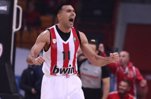 Ο Σλούκας πανηγυρίζει τη νίκη του Ολυμπιακού κόντρα στον Παναθηναϊκό