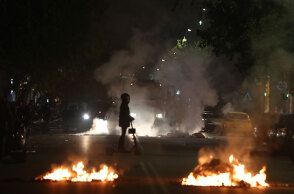 Επεισόδια στη Θεσσαλονίκη έξω από το Ιπποκράτειο νοσοκομείο, όπου νοσηλεύεται ο 16χρονος Ρομά που πυροβολήθηκε από αστυνομικό