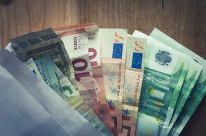 Ολόκληρο δώρο Χριστουγέννων δικαιούνται όσοι εργαζόμενοι στον ιδιωτικό τομέα εργάστηκαν χωρίς καμία διακοπή από την 1η Μαΐου μέχρι την 31η Δεκεμβρίου