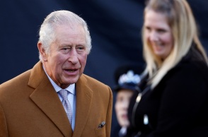 Αυγό πέταξαν ξανά στον βασιλιά Κάρολο, κατά τη διάρκεια επίσκεψής του στο Λούτον, σύμφωνα με τη βρετανική αστυνομία - Συνελήφθη 20χρονος ως ύποπτος της επίθεσης.