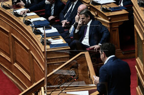 Αλέξης Τσίπρας και Κυριάκος Μητσοτάκης στη Βουλή κατά τη διάρκεια της συζήτησης για τις παρακολουθήσεις