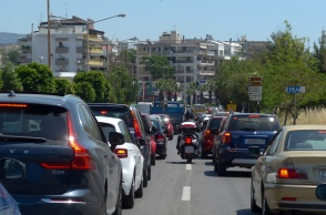 Αυτοκίνητο «κολλημένα» στην κίνηση στην Παραλιακή