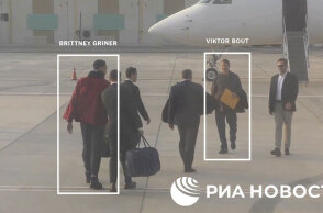 Εικόνα από την ανταλλαγή των κρατουμένων Βίκτορ Μπουτ και Μπρίτνεϊ Γκράινερ στο αεροδρόμιο