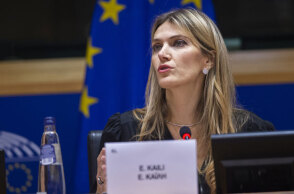 Η Εύα Καϊλή αύξησε τις τραπεζικές της καταθέσεις την τελευταία τριετία, σύμφωνα με τα πόθεν έσχες για την περιουσία της