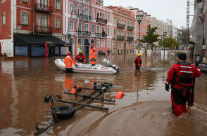 Με βάρκες στη Λισαβόνα οι διασώστες σε πλημμυρισμένους δρόμους