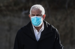 Ο Πέτρος Φιλιππίδης φορώντας μάσκα προσέρχεται στο δικαστήριο