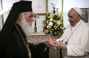 Τρία θραύσματα από τα Γλυπτά του Παρθενώνα κάνει δώρο στον Ιερώνυμο ο πάπας Φραγκίσκος