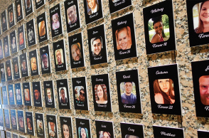 Η «πινακοθήκη» των θυμάτων της φαιντανύλης στα κεντρικά της DEA στο Άρλινγκτον