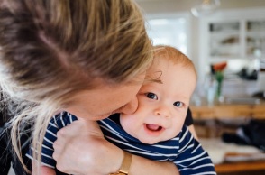 Επεκτείνεται από τους 6 στους 9 μήνες η άδεια μητρότητας