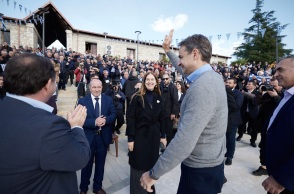 Μητσοτάκης: Συγκινημένος που είμαι ο πρώτος Έλληνας πρωθυπουργός που επισκέπτεται τη Χειμάρρα