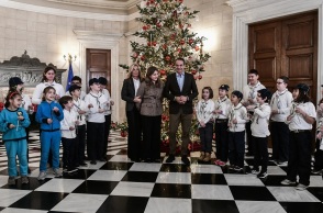 Χριστουγεννιάτικα κάλαντα από διάφορες περιοχές της χώρας άκουσε ο Κ. Μητσοτάκης