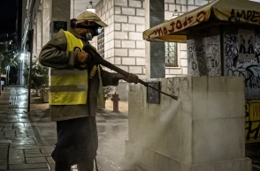 Μεγάλη επιχείρηση «αντιγκράφιτι» στο κέντρο της Αθήνας