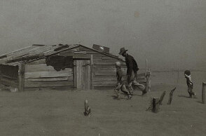 Αγρότης με τα παιδιά του εν μέσω αμμοθύελλας στο αγρόκτημά τους στην Οκλαχόμα των ΗΠΑ