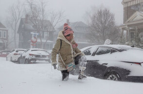Κάτοικος στο Μπάφαλο των ΗΠΑ πασχίζει να διασχίσει χιονισμένο δρόμο της πόλης