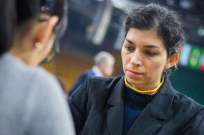 Ιρανή σκακίστρια διαγωνίστηκε χωρίς χιτζάμπ σε Παγκόσμιο Πρωτάθλημα, λένε καθεστωτικά ΜΜΕ