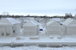 Καναδάς: Σπίτια έγιναν γλυπτά από πάγο μετά τη χιονοθύελλα