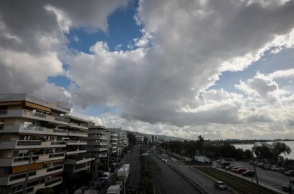 Καιρός σήμερα: Υψηλές θερμοκρασίες αλλά και βροχές την Παρασκευή