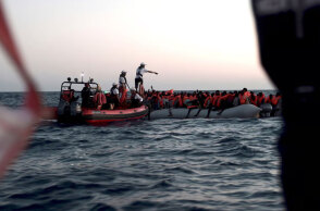 Μέλη ΜΚΟ σώζουν μετανάστες στη Μεσόγειο