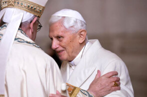 Ο Πάπας Βενέδικτος μετά την παραίτησή του έγινε «επίτιμος» Ποντίφικας και είχε στενή σχέση με τον Πάπα Φραγκίσκο