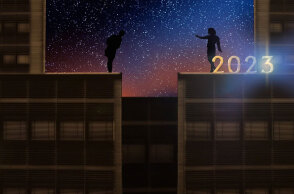 Πρωτοχρονιά 2023 χωρίς social distancing και μέτρα κορωνοϊού