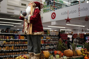 Παραμονή πρωτοχρονιάς σήμερα με τα σούπερ μάρκετ να κλείνουν στις 20:00