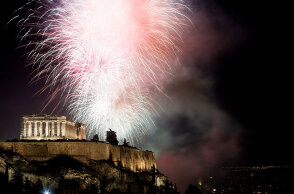 Πρωτοχρονιά 2023 και πυροτεχνήματα στον νυχτερινό ουρανό με φόντο την Ακρόπολη