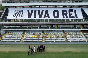 Η σορός του τοποθετήθηκε σε ειδική πλατφόρμα στο κέντρο του γηπέδου