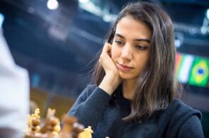 Ιράν: Μια ιρανή σκακίστρια δέχτηκε απειλές να μην επιστρέψει στην πατρίδα της επειδή συμμετείχε σε διαγωνισμό στο εξωτερικό χωρίς το χιτζάμπ της (πηγή)	