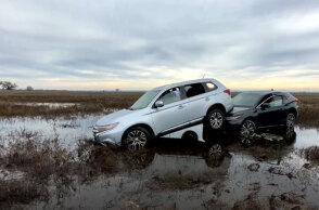 Θυελλώδεις άνεμοι στην Καλιφόρνια πέταξαν το ένα αυτοκίνητο πάνω στο άλλο