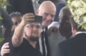 Ο χαμογελαστός Ινφαντίνο βγάζει selfie με φόντο το φέρετρο του Πελέ