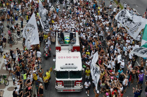 Η πομπή που μεταφέρει το φέρετρο του Πελέ στο νεκροταφείο του Σάο Πάολο για την κηδεία