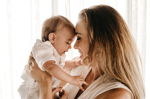 Μητέρα αγκαλιά με το παιδί της