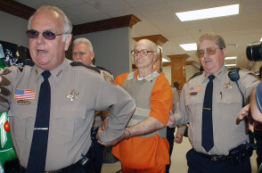 O ρατσιστής Edgar Ray Killen οδηγείται σε δίκη για τις δολοφονίες τριών ακτιβιστών από την Κου Κλουξ Κλαν