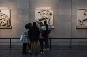 Φοιτητές μπροστά στα Γλυπτά του Παρθενώνα στο Βρετανικό Μουσείο