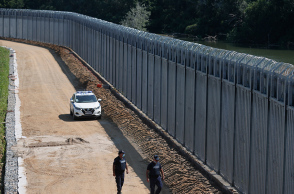 Αστυνομικοί περιπολούν κατά μήκος του φράχτη στον Έβρο