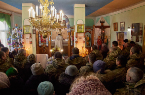 Ουκρανοί γιορτάζουν τα Χριστούγεννα υπό τους ήχους βομβαρδισμών