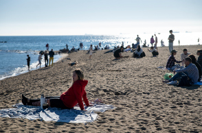 Πολίτες στη Βαρκελώνη απολαμβάνουν τον ήλιο και τη ζέστη στην καρδιά του χειμώνα